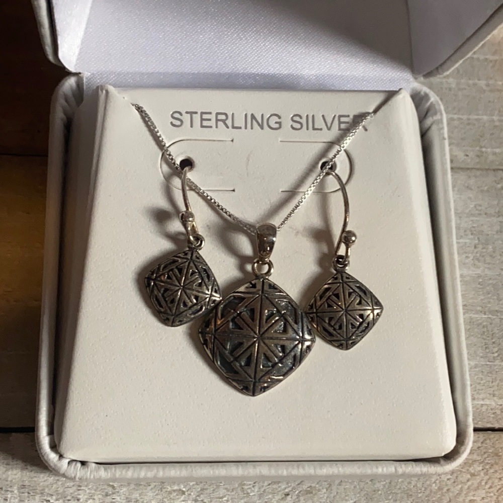 Necklace and earring set